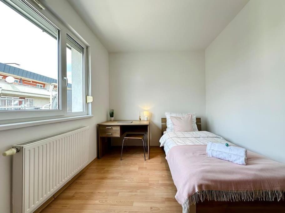 Riverside - Free Parking Apartment *